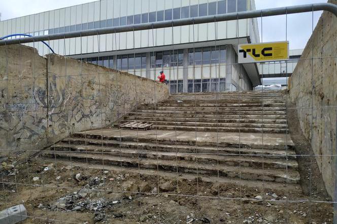 Tajemnicze schody odkryte przez robotników na tyłach NCK. Dlaczego zostały zasypane?