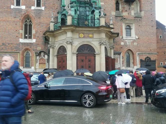 Ostatnie pożegnanie Wandy Półtawskiej. Kard. Dziwisz: "Księga jej życia została zamknięta"