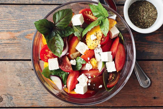 A'la grecka sałatka z brzoskwiniami, pomidorami i fetą