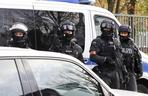 Niemieckie jednostki policji szturmują szkołę w Hamburgu po doniesieniach o bandycie