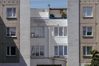 Osiedle Surowieckiego w Warszawie - zdjęcia. Jak wygląda osiedle z wielkiej płyty projektowane  przez znanych architektów?