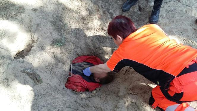 CHCIAŁ ZASYPAĆ SIĘ W LISIEJ NORZE.