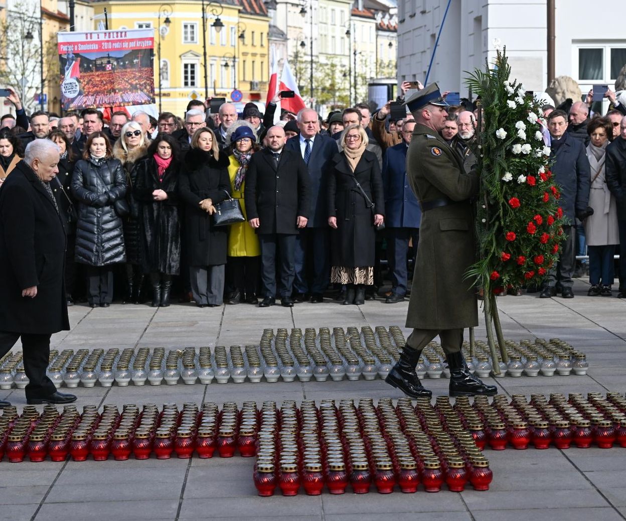 Awantura na rocznicy katastrofy smoleńskiej! Protesty pod pomnikiem ofiar
