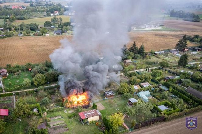 Dramat w domku letniskowym. Zanim przyjechali strażacy, gasili ogień własnymi mundurami