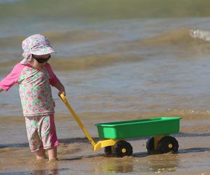 O tym musisz pamiętać, gdy idziesz na plażę z dzieckiem. W Polsce nikt o tym nie myśli