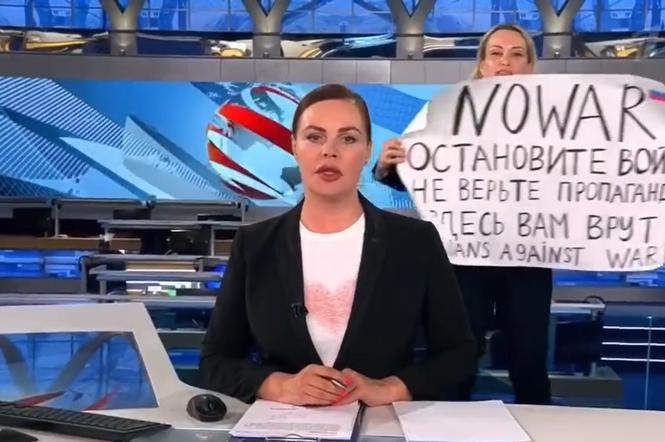  Sensacja w rosyjskiej telewizji! Dziennikarka wparowała z plakatem antywojennym: Nie dla wojny!