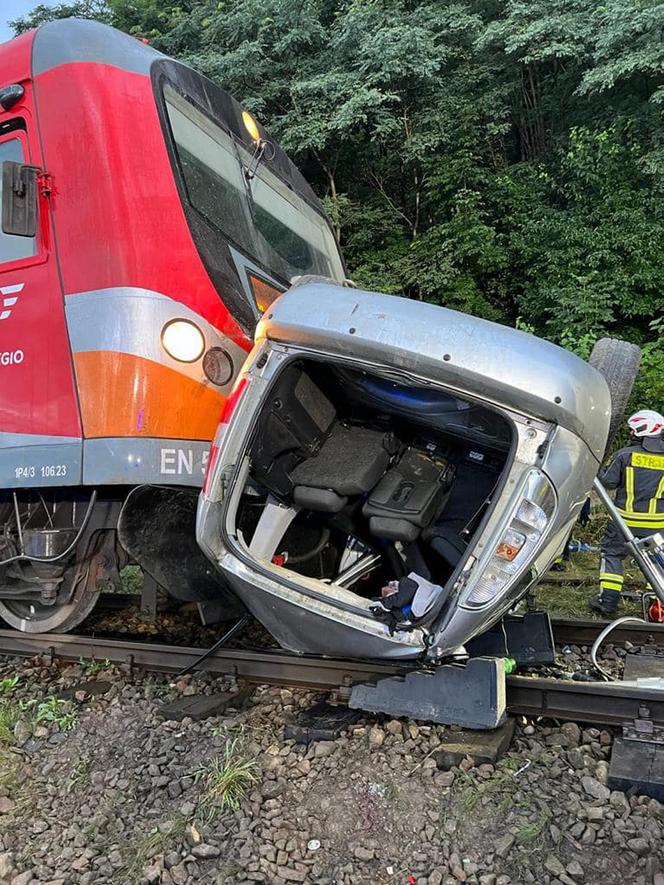 Barcice. Tragiczny wypadek. Auto dachowało i "wpadło" pod pociąg. 1 osoba nie żyje