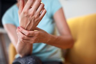Wykonując taką pracę, zwiększasz ryzyko groźnej choroby stawów. 17 substancji na czarnej liście