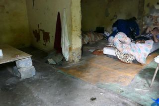 Zaczęło się od kłótni o plecak. 41-latek skończył z ranami zadanymi łopatą i sekatorem!