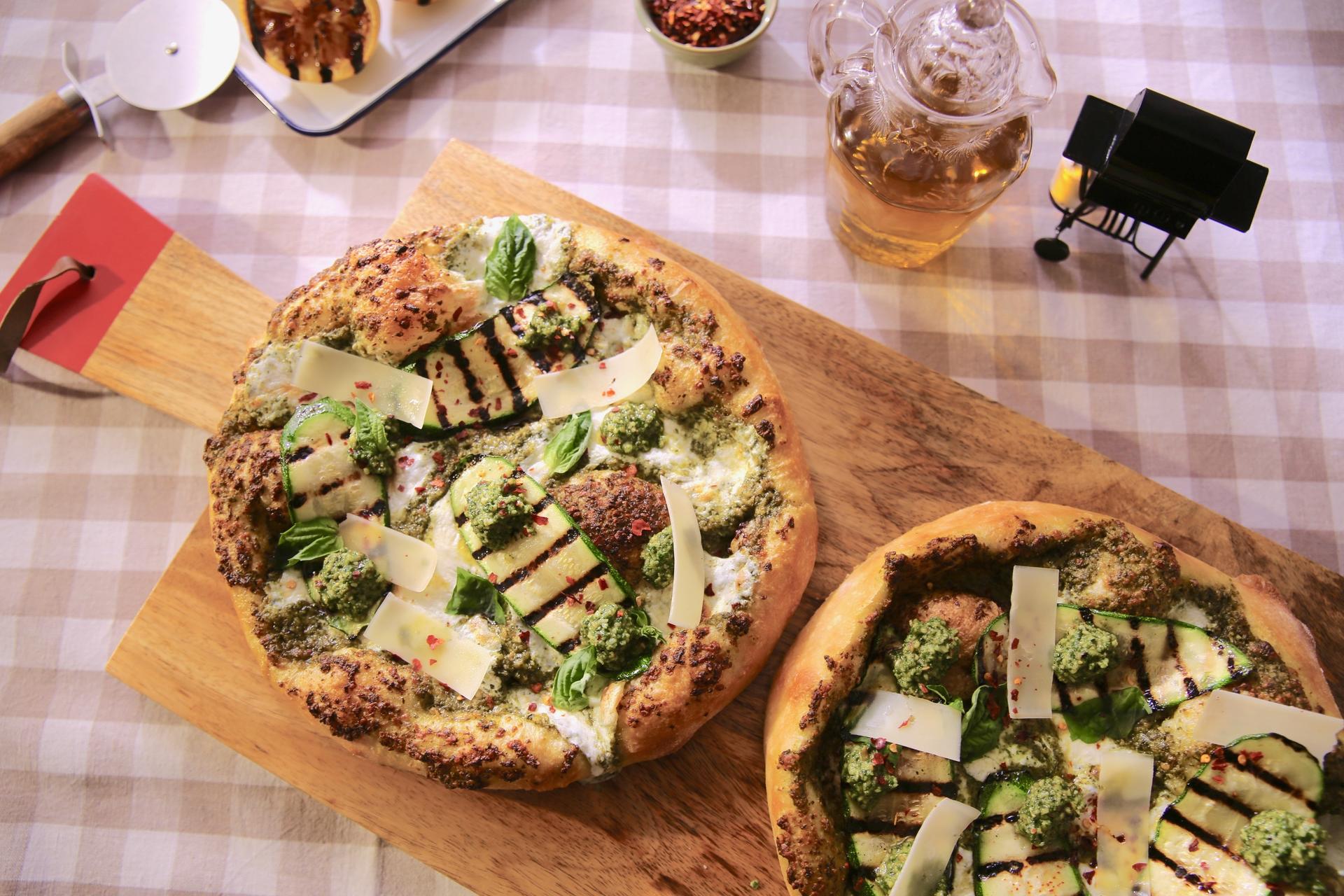 Pizza z cukinią z pesto z bazylii i mięty przepis Molly Yeh Beszamel.pl