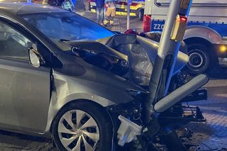 Jechał z żoną i dzieckiem, wylądował na słupie. Próbował zrzucić winę na ukochaną. Alkomat oszalał