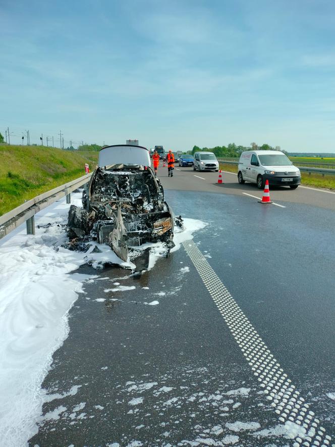 Pożar auta na S5 koło Leszna. Prawie nic z niego nie zostało