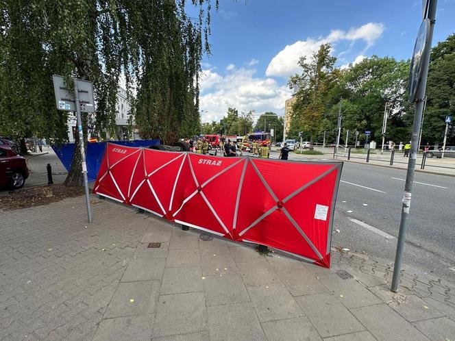 Wypadek na Mokotowie. Auto dachowało i wpadło w grupę ludzi! Są ciężko ranni