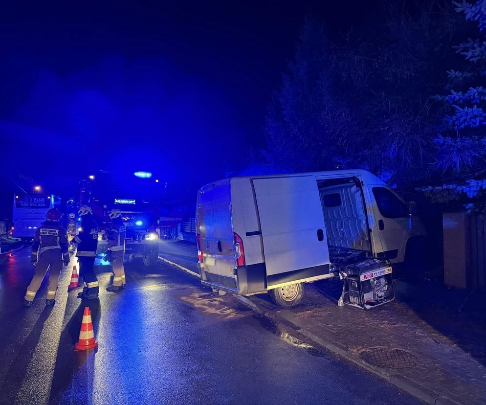 Pijany policjant wjechał w ogrodzenie i uciekł z miejsca zdarzenia. Wybiegł z auta i ukrył się na polach