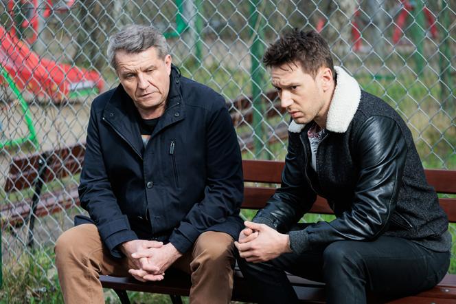 Na Wspólnej odc. 3490. Marek Zimiński (Grzegorz Gzyl), Błażej (Jakub Świderski)