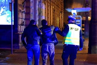 Warszawa: Walnął w autobus. Był tak pijany, że go policjanci musieli prowadzić [GALERIA]