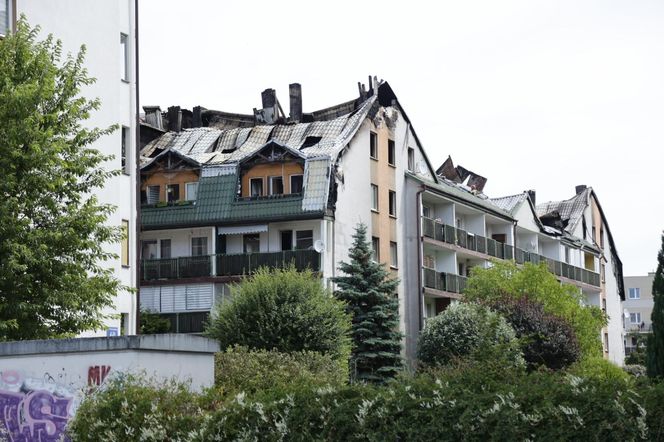 Blok przy ul. Powstańców w Ząbkach po pożarze
