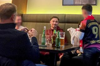 Matty Cash przy suto zastawionym stole. Tak polscy piłkarze zachowali się tuż po rozgromieniu Estonii. Są zdjęcia