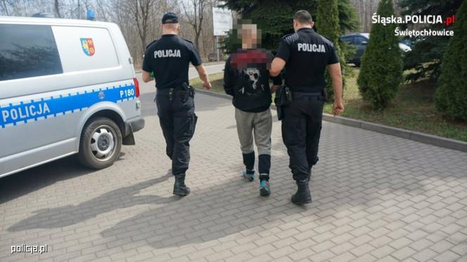 Policyjny pościg - radiowóz zepchnął Mazdę do rowu