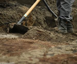 Zbiorowe mogiły na terenie jednostki wojskowej w Rembertowie