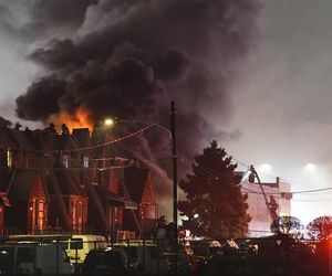 Samolot zmienił się w kulę ognia i spadł na domy. Trwa liczenie ofiar