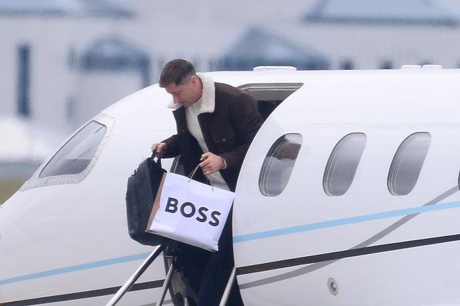 Robert Lewandowski ze szpanerką siatą wysiadł z samolotu