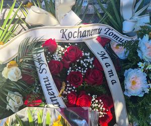Tomasz zginął w tragicznym wypadku BMW w Dobrzechowie.  Jego grób tonie w morzu kwiatów [GALERIA]