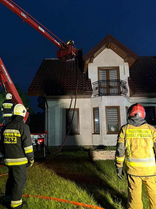 Dramatyczny pożar domu jednorodzinnego pod Sochaczewem. W środku byli ludzie!