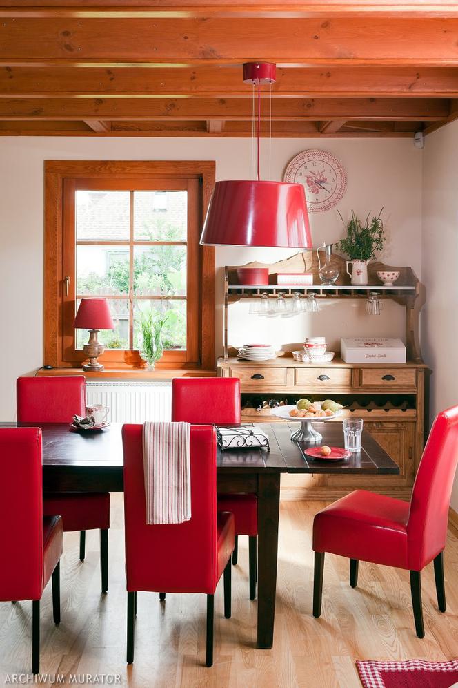 Stół z krzesłami z czerwonej skóry