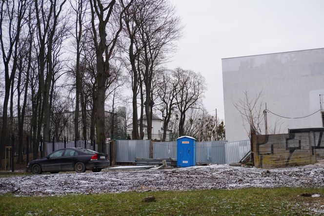 Blok z widokiem na betonowy mur. To "prestiżowa" inwestycja w Białymstoku