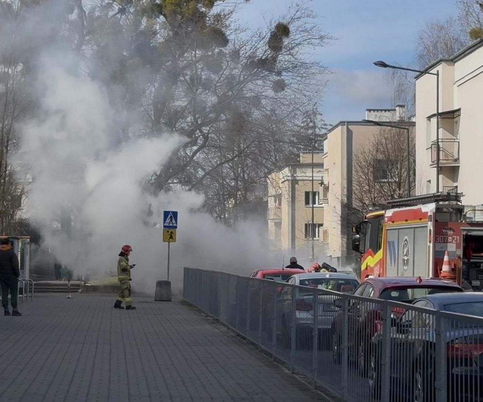 Gigantyczny pożar pod szkołą podstawową w Warszawie. Gęsty dym widać było z kilku kilometrów