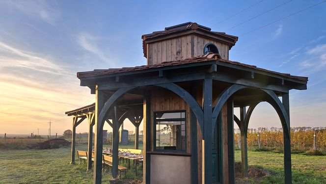 W Winnicy Saganum można degustować wino o zachodzie słońca pod oryginalną scenografią z filmu „Chopin, Chopin”. Spotkania tutaj mają magiczną atmosferę.