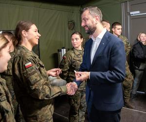 Minister obrony narodowej spotkał się z żołnierzami strzegącymi granicy z Białorusią