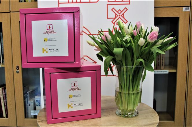 W Krakowie pojawią się różowe skrzyneczki. To element walki z wykluczeniem menstruacyjnym