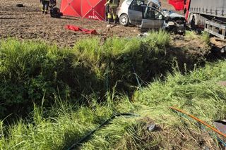 Tragiczny poranek. Kierowca osobówki nie miał szans po zderzeniu z ciężarówką!