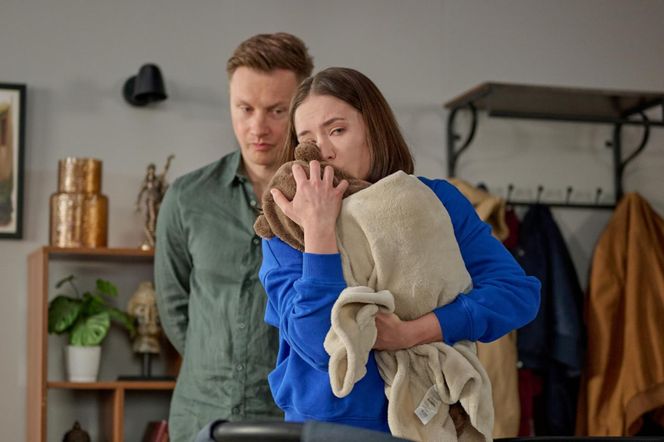 Na Wspólnej odc. 4052. Ania (Sonia Mietielica), Igor (Jakub Wesołowski), syn Jaś (Kazio Wierzbicki)