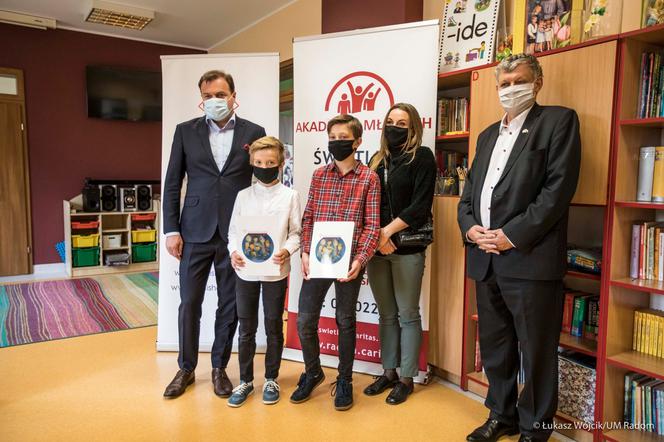 Radom: Synowie zmarłego fizjoterapeuty z Mazowieckiego Szpitala Specjalistycznego otrzymali stypendia [ZDJĘCIA]