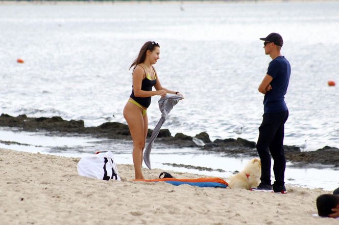 Piotr Żyła i Marcelina Ziętek na plaży