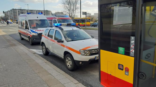 Czteromiesięczne dziecko wypadło z wózka podczas hamowania. Dramat w miejskim autobusie