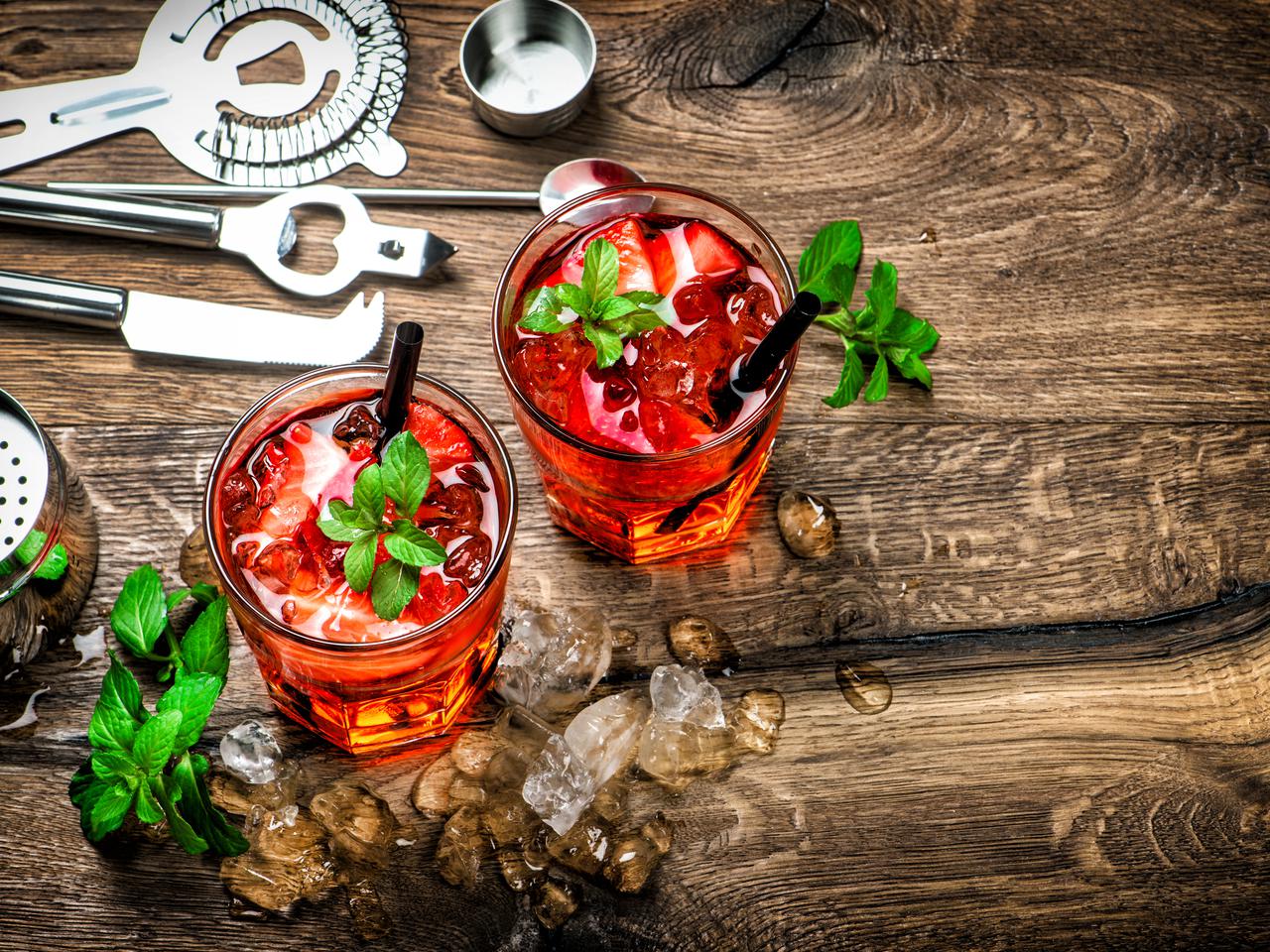 Truskawkowy koktajl z dżinem: przepis na drinka na lato