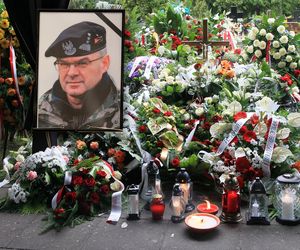 Ostatnia droga gen. Waldemara Skrzypczaka. Grób utonął w kwiatach