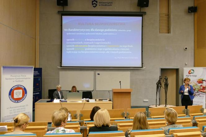 Konferencja była współorganizowana przez Powiatową Stację Sanitarno-Epidemiologiczną w Siedlcach i Uniwersytet w Siedlcach