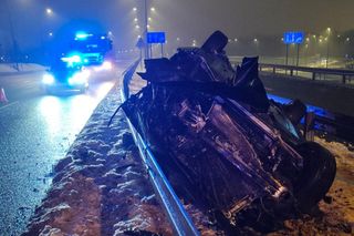  Samochód z impetem wpadł między bariery i dachował. Samochód wygląda jak zgnieciona puszka