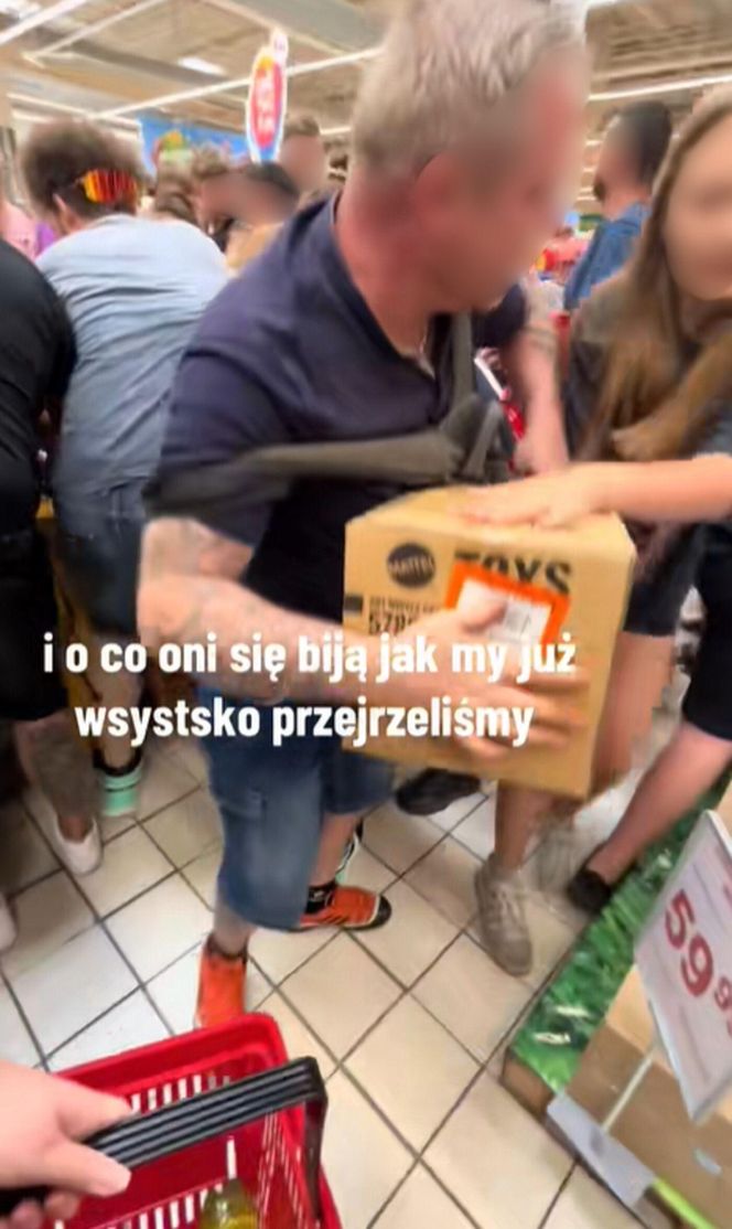 Dantejskie sceny w hipermarkecie Auchan. Klienci wyrywali sobie pudełka z rąk. Jest nagranie