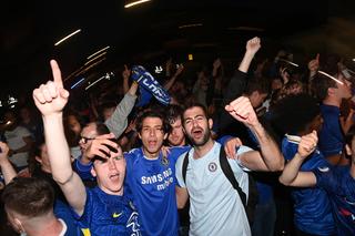 Piłkarze i kibice Chelsea Londyn świętują wygranie Ligi Mistrzów po zwycięstwie w finale 1:0 z Manchesterem City 