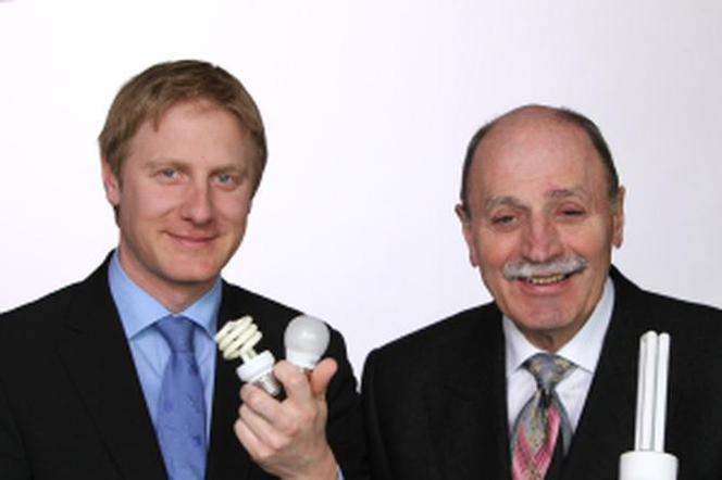 Martin Bachler (z lewej) i Alfred Wacker (z prawej) prezentują kilka najnowszych świetlówek energooszczędnych i jedną z pierwszych tego typu