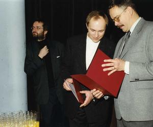 Od lewej: architekci Piotr Szaroszyk oraz Grzegorz Stiasny i Jakub Wacławek oglądający dyplom Ministra Spraw Wewnętrznych i Administracji za projekt ratusza w Białołęce