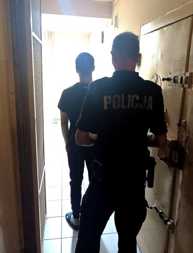 17-letni wandale z Jastrzębia zatrzymani. Zdewastowali auto na parkingu