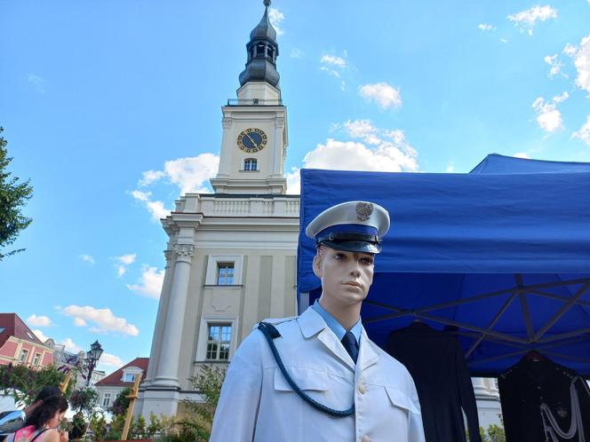 Policjanci świętowali na Rynku w Lesznie. Był uroczysty apel i piknik