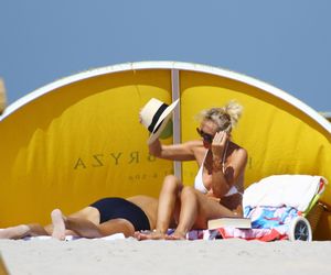 Jan Englert z żoną i ćorką w Juracie